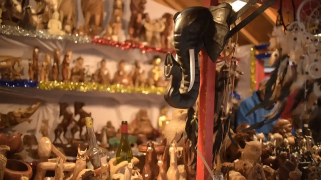 Objets d'Inde : animaux sculptés, bouddhas, chalet du Marché de Noël d’Amiens