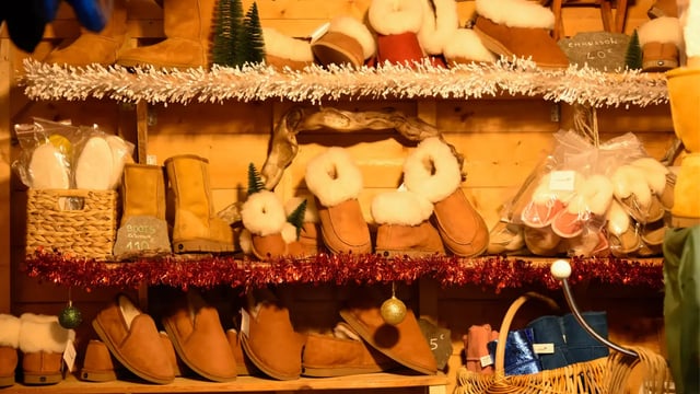 Articles en peau de mouton retournée, chalet du Marché de Noël d’Amiens