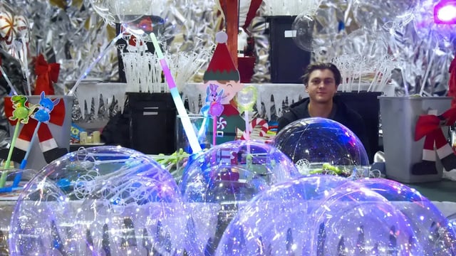 Ballons, raquettes et bâtons lumineux, chalet du Marché de Noël d’Amiens