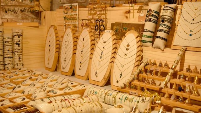 Bijoux en acier avec pierres, chalet du Marché de Noël d’Amiens