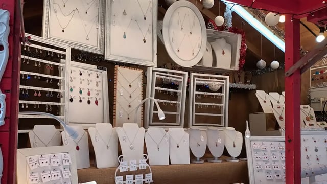 Bijoux en ambre, argent et or végétal, chalet du Marché de Noël d’Amiens