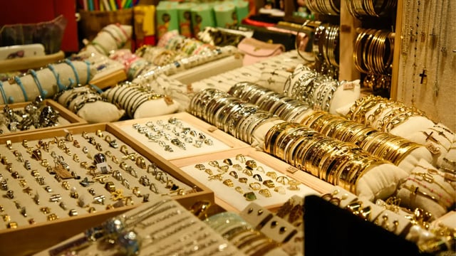 Bijoux pierre naturelle et acier inoxydable, chalet du Marché de Noël d’Amiens