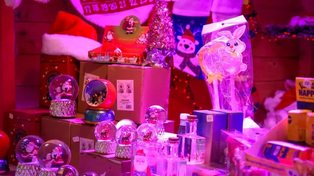 Bonnets de Noël et accessoires de fête, chalet du Marché de Noël d’Amiens