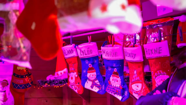 Bottes de Noël personnalisées, boules et peluches, chalet du Marché de Noël d’Amiens