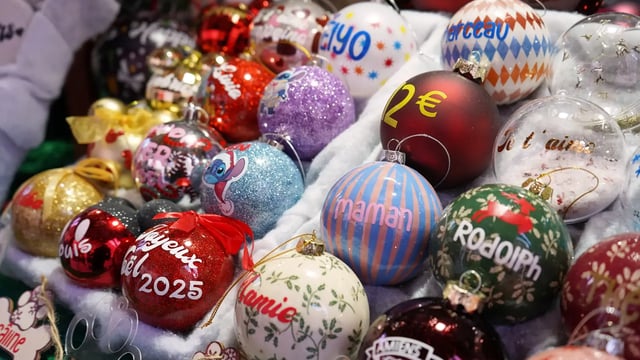 Boules de sapin et verres personnalisés, chalet du Marché de Noël d’Amiens