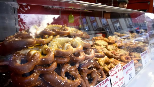 Bretzels, flammekueche, spätzle et spécialités alsaciennes, chalet du Marché de Noël d’Amiens