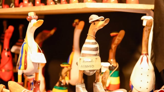 Canards humoristiques, bougeoirs, figurines articulées, chalet du Marché de Noël d’Amiens