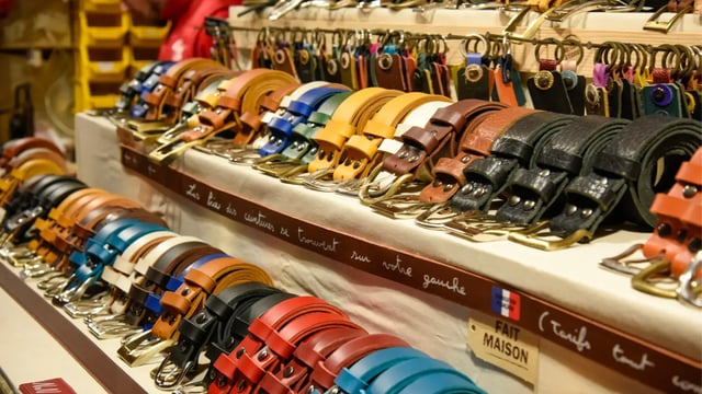 Articles en cuir personnalisables, chalet du Marché de Noël d’Amiens