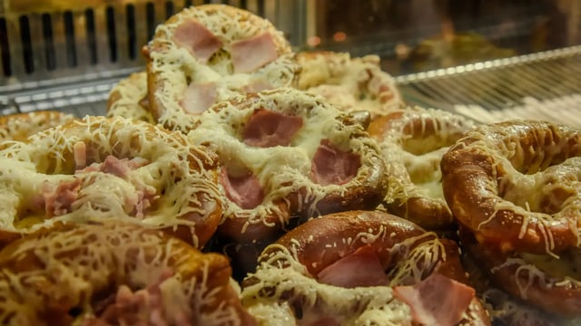 Choucroute, bretzel, flammekueche, currywurst, chalet du Marché de Noël d’Amiens