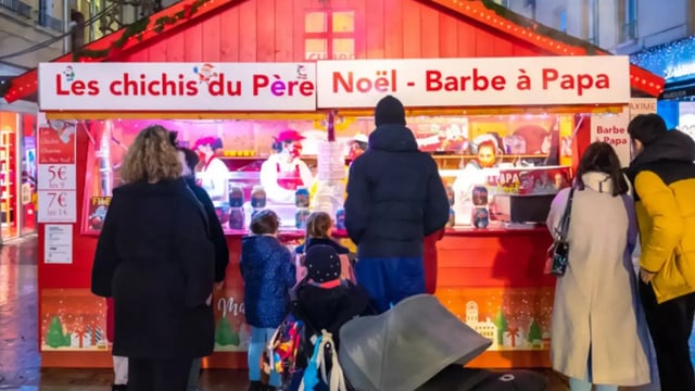 Churros, chichis, barbe à papa, chalet du Marché de Noël d’Amiens
