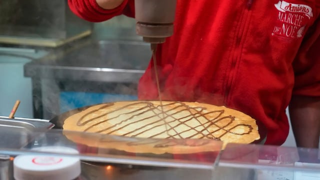 Crêpes, gaufres, chichis, churros, chalet du Marché de Noël d’Amiens