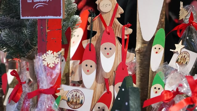 Décoration de Noël en bois, chalet du Marché de Noël d’Amiens