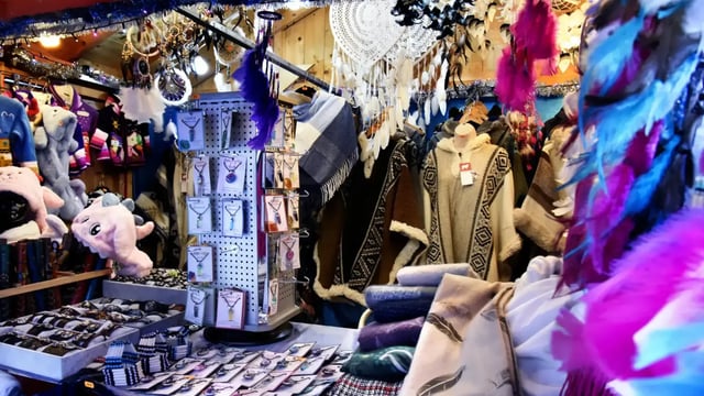 Articles du Pérou en alpaga, chalet du Marché de Noël d’Amiens