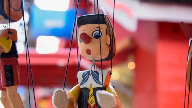 Jeux de société et casse-tête en bois, chalet du Marché de Noël d’Amiens