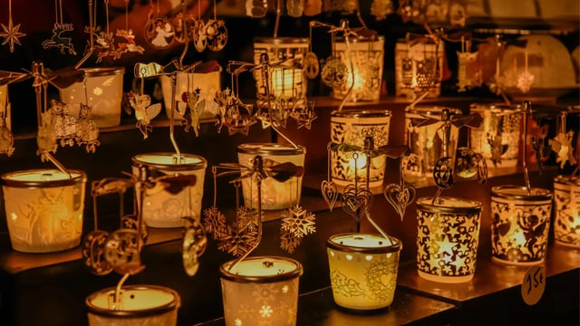 Lampes biscuit, fontaines et huiles essentielles, chalet du Marché de Noël d’Amiens