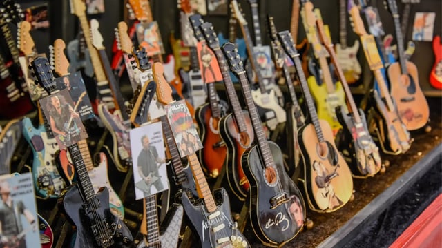 Mini-guitares, cadres rock, chalet du Marché de Noël d’Amiens