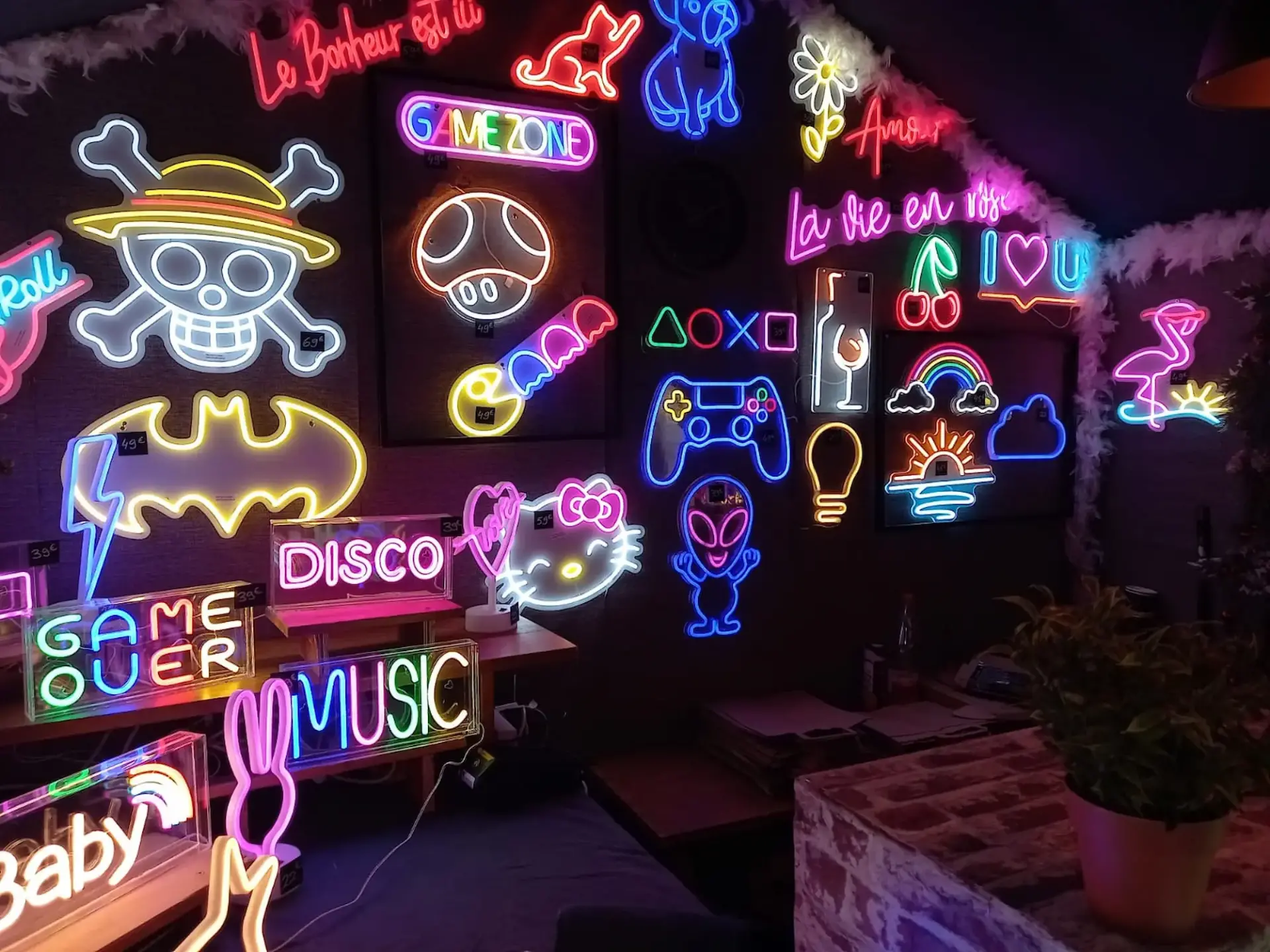 Neon mural marche noel amiens 1