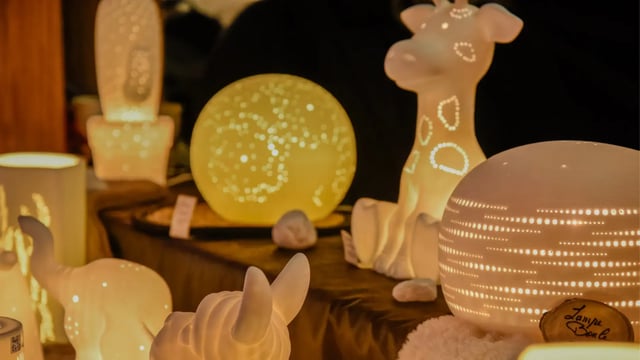 Photophores, carrousels et lampes, chalet du Marché de Noël d’Amiens
