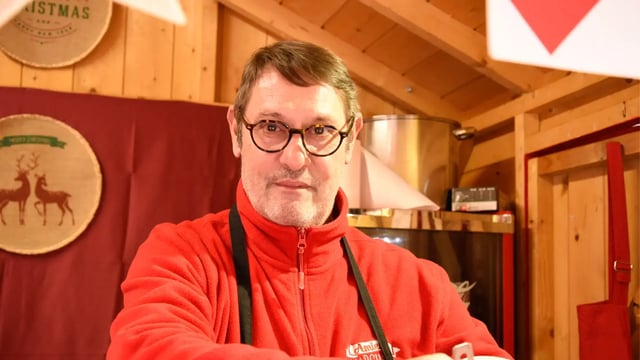 Poutine, saucisse de bison, smoked meat, vin chaud, chalet du Marché de Noël d’Amiens
