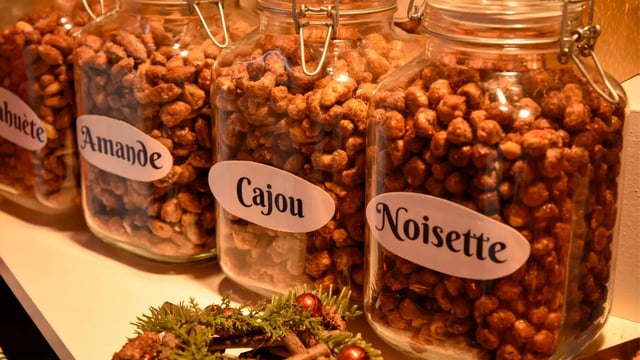 Pralines, cacahuètes, noisettes, amandes caramélisées, chalet du Marché de Noël d’Amiens