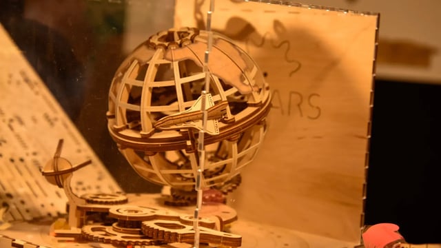 Puzzles 3D en bois Ugears et cartes en bois, chalet du Marché de Noël d’Amiens
