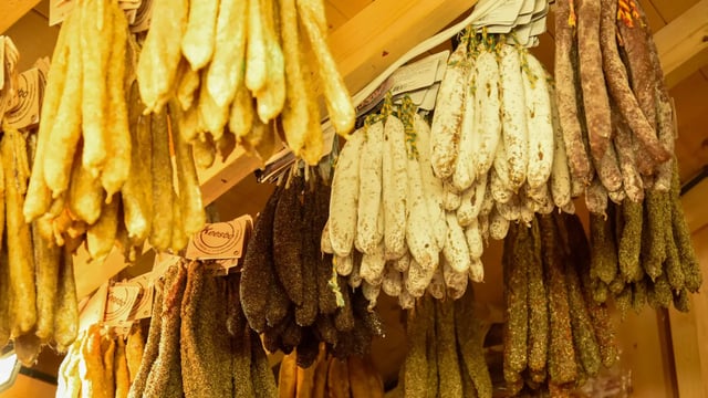 Saucissons ardéchois, noix de jambon, chalet du Marché de Noël d’Amiens