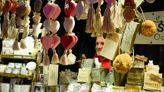 Savons de Noël, perles de bain, lait d'ânesse, chalet du Marché de Noël d’Amiens