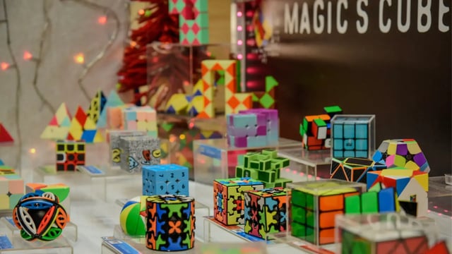 Sonnettes, cubes magiques et casse-tête, chalet du Marché de Noël d’Amiens