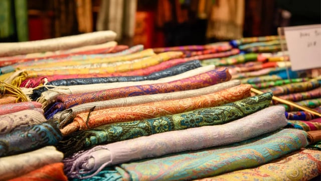 Tissus du cachemire : écharpes, châles, foulards, chalet du Marché de Noël d’Amiens
