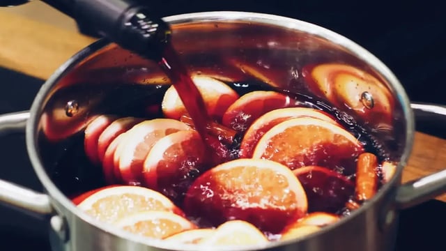 Vin chaud, chocolat chaud, jus, bière, chalet du Marché de Noël d’Amiens